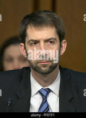 Washington, District Of Columbia, USA. 9. Februar 2016. Vereinigte Staaten Senator Tom Cotton (Republikanische of Arkansas) hört zu, als Zeugen, während eine offene Anhörung durch uns Senate Select Committee on Intelligence befragt werden, weltweite Bedrohungen auf dem Capitol Hill in Washington, DC auf Dienstag, 9. Februar 2016 zu untersuchen. Bildnachweis: ZUMA Press, Inc./Alamy Live-Nachrichten Stockfoto