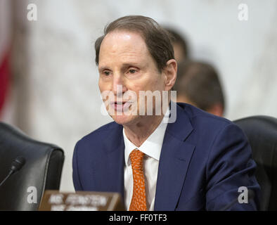 Washington, District Of Columbia, USA. 9. Februar 2016. Vereinigte Staaten Senator Ron Wyden (Demokrat of Oregon) Fragen Zeugen während eine offene Anhörung durch uns Senate Select Committee on Intelligence, weltweite Bedrohungen auf dem Capitol Hill in Washington, DC auf Dienstag, 9. Februar 2016 zu untersuchen. Bildnachweis: ZUMA Press, Inc./Alamy Live-Nachrichten Stockfoto