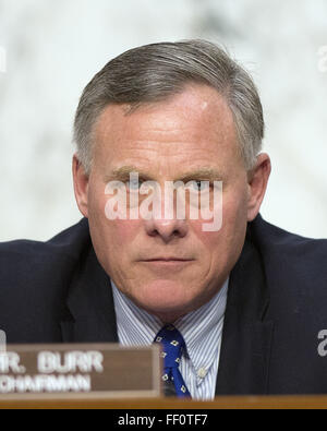 Washington, District Of Columbia, USA. 9. Februar 2016. US-Senator Richard Burr (Republican of North Carolina), Vorsitzender, US Senate Select Committee on Intelligence, Fragen ein Zeuge während einer öffentlichen Anhörung, weltweite Bedrohungen auf dem Capitol Hill in Washington, DC auf Dienstag, 9. Februar 2016 zu untersuchen. Bildnachweis: ZUMA Press, Inc./Alamy Live-Nachrichten Stockfoto