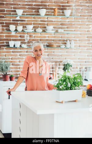 Ältere Frau kaukasischen lächelnd in Küche Stockfoto