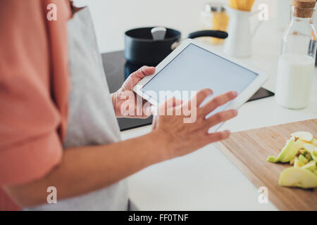 Ältere Frau kaukasischen mit digital-Tablette in Küche Stockfoto