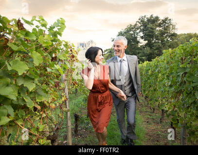 Kaukasischen Paare, die im Weinberg Stockfoto