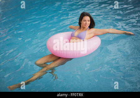 Gemischte Rassen Amputierte Frau Schwimmen im pool Stockfoto