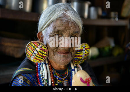 Gieren Sie, Shen, Magan Chin Frau mit Gesicht Tattoos in Mindat, Myanmar. Die Stammes-Kinn Frauen hatten ihre Gesichter, wenn sie waren tätowiert Stockfoto