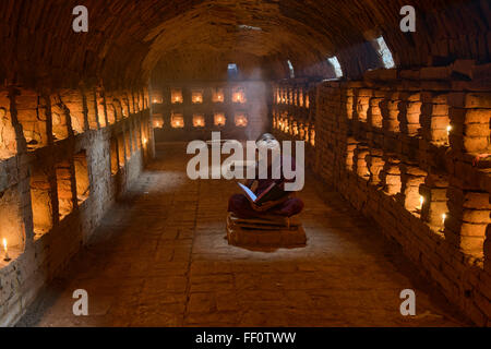 Ein junger Mönch beten im Tempel von Bagan, Myanmar Stockfoto