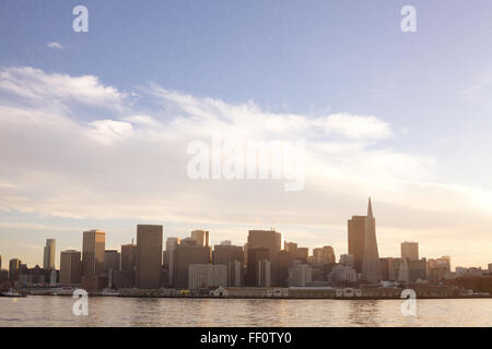 Blick auf die Skyline der Innenstadt San Francisco, darunter das Transamerica Building mit den Sonnenuntergang hinter den horizo Stockfoto