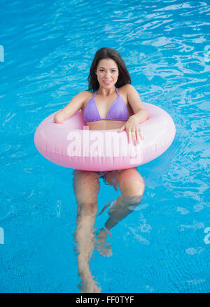 Gemischte Rassen Amputierte Frau Schwimmen im pool Stockfoto