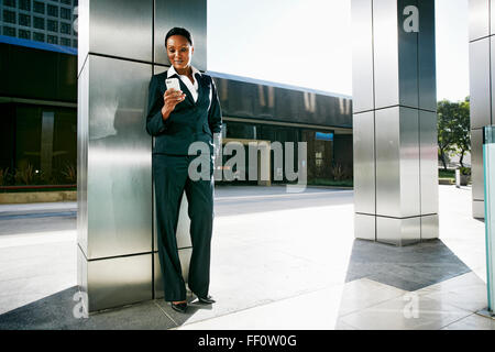 Schwarzen Geschäftsfrau mit Handy im freien Stockfoto