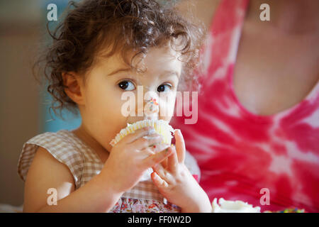 Schmutzige Mädchen Cupcake Essen Stockfoto