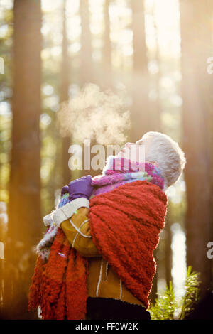 Ältere Frau kaukasischen Atmung Dampf im freien Stockfoto