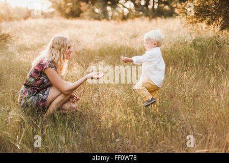 Mutter und Sohn spielt im Feld Stockfoto