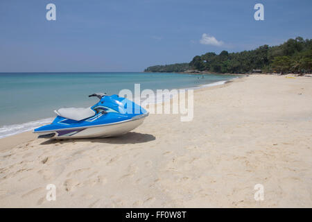 Blaue Jetski am Surin Beach, Phuket, Thailand Stockfoto