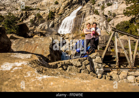 Kaukasische Familie lächelnd im Yosemite Nationalpark, California, United States Stockfoto