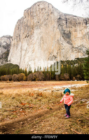 Kaukasische Mädchen Wandern im Yosemite Nationalpark, California, United States Stockfoto