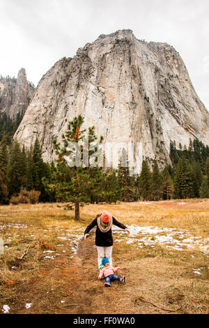 Kaukasische Mutter und Tochter im Yosemite Nationalpark, California, United States Stockfoto
