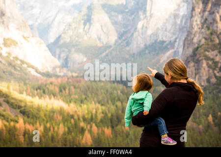 Kaukasische Mutter und Tochter im Yosemite Nationalpark, California, United States Stockfoto