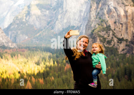 Kaukasische Mutter und Tochter im Yosemite Nationalpark, California, United States Stockfoto