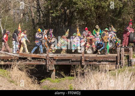 Chatangia, Louisiana, USA. 9. Februar 2016. Cajun Karneval Feiernden parade durch die Landschaft während der Faquetaique Courir Fasching Chicken Run auf Fat Dienstag, 9. Februar 2016 in Chatangia, Louisiana. Nachtschwärmer toben durch die Landschaft verursachen Unfug und betteln dann feiern, indem Sie tanzen. Stockfoto