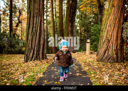 Kaukasische Mädchen gehen im Herbst park Stockfoto