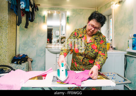 Kaukasische Frau Bügeln Wäsche Stockfoto