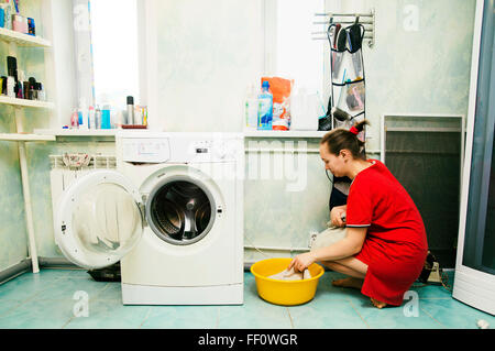 Kaukasische Frau Hände waschen Wäsche Stockfoto