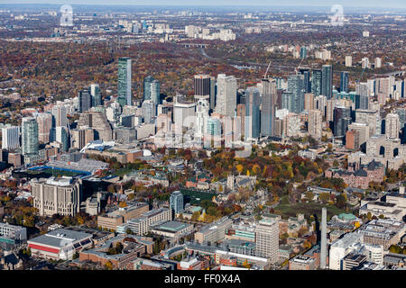 Luftaufnahmen von Toronto Bloor und Yonge Street zeigt Teil der University of Toronto, UofT Campus. Stockfoto