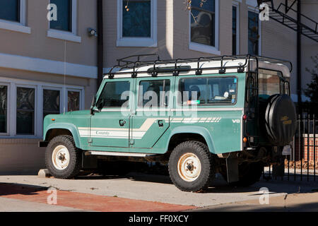 Land Rover Defender 110 County LKW 1985 mit Dachträger - USA Stockfoto