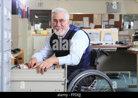 Kaukasische Geschäftsmann Einreichung Papiere im Büro Stockfoto