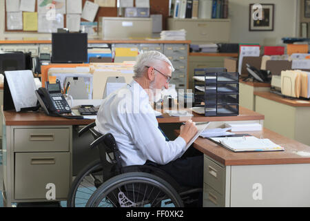 Kaukasische Geschäftsmann arbeiten im Büro Stockfoto