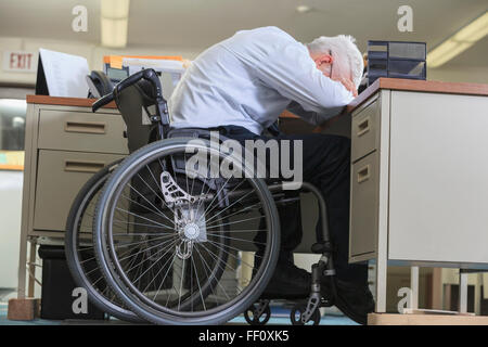 Kaukasische Geschäftsmann ruht auf Schreibtisch Stockfoto