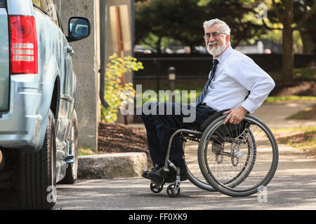 Kaukasische Geschäftsmann im Rollstuhl am van Stockfoto