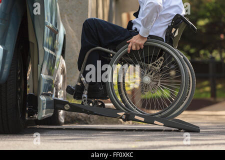 Kaukasische Geschäftsmann im Rollstuhl in van Stockfoto