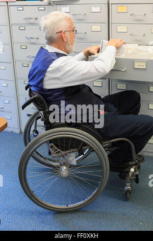 Kaukasische Geschäftsmann Einreichung Papiere im Büro Stockfoto