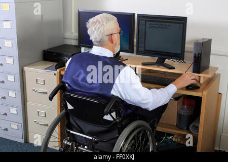 Kaukasische Geschäftsmann arbeiten am Schreibtisch Stockfoto