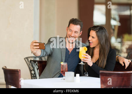 Paar nehmen Selfie im restaurant Stockfoto