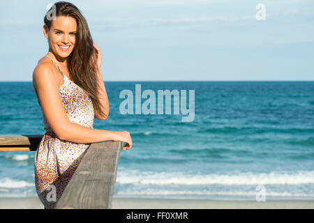 Hispanic Frau auf Pier beach Stockfoto