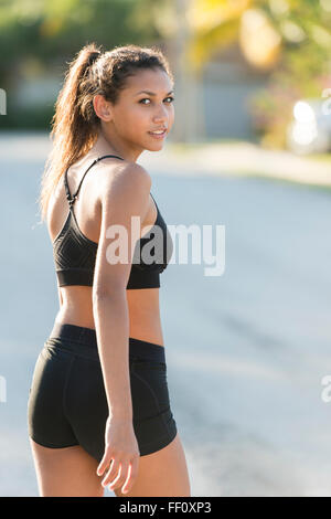 Gemischte Rassen Teenagerin walking im freien Stockfoto