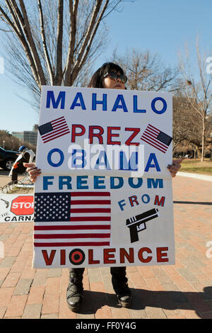 Waffenkontrolle-Aktivistin aus Hawaii hält ein Schild vor dem weißen Haus - Washington, DC USA Stockfoto