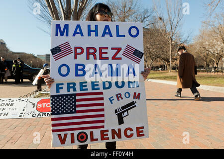 Waffenkontrolle-Aktivistin aus Hawaii hält ein Schild vor dem weißen Haus - Washington, DC USA Stockfoto