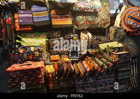 bunte Hügel Stamm Stickerei Handwerk, Taschen und Geldbörsen am Nachtmarkt in Chiangmai Thailand Stockfoto