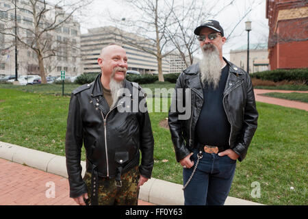Applying kaukasischen Männer tragen Lederjacken und grauen Bärten - USA Stockfoto