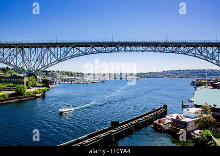 Blauer Himmel und Brücke über städtische Yachthafen Stockfoto