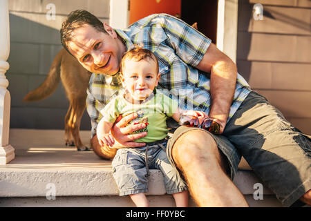 Kaukasische Vater und Sohn sitzen auf der Terrasse Stockfoto