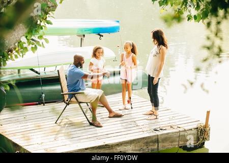 Familie am dock in See Stockfoto