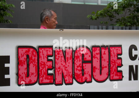 Singapur 10. Februar 2016. Ein großes Banner in einer Nachbarschaft von Singapur stellt eine "rote Dengue-Alerts" sterben für steigenden Fälle von Dengue-Fieber ein Moskitos übertragene Tropenkrankheit, die durch das Dengue-Virus verursacht. Stockfoto