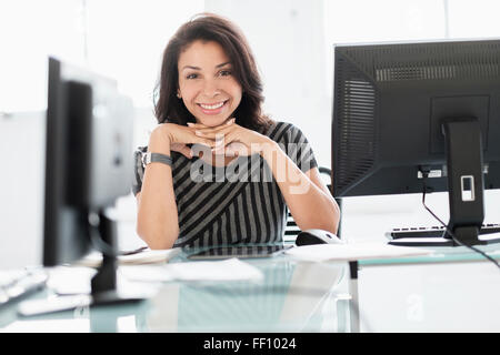 Gemischte Rassen Geschäftsfrau Lächeln an der Rezeption Stockfoto