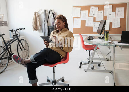 Gemischte Rassen Geschäftsmann mit digital-Tablette in office Stockfoto