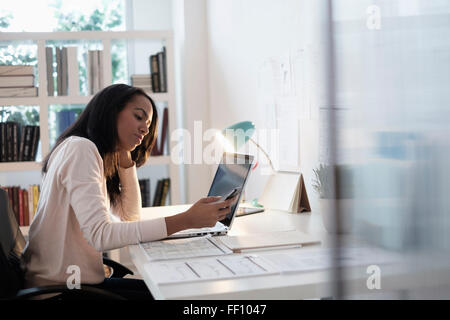 Gemischte Rassen Geschäftsfrau mit Handy Stockfoto