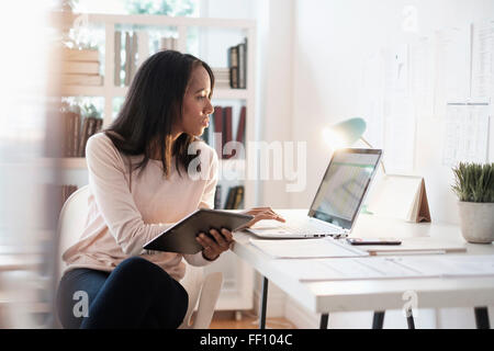 Gemischte Rassen Geschäftsfrau mit laptop Stockfoto