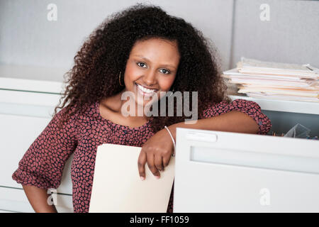 Schwarzen Geschäftsfrau lächelnd in Büro Stockfoto